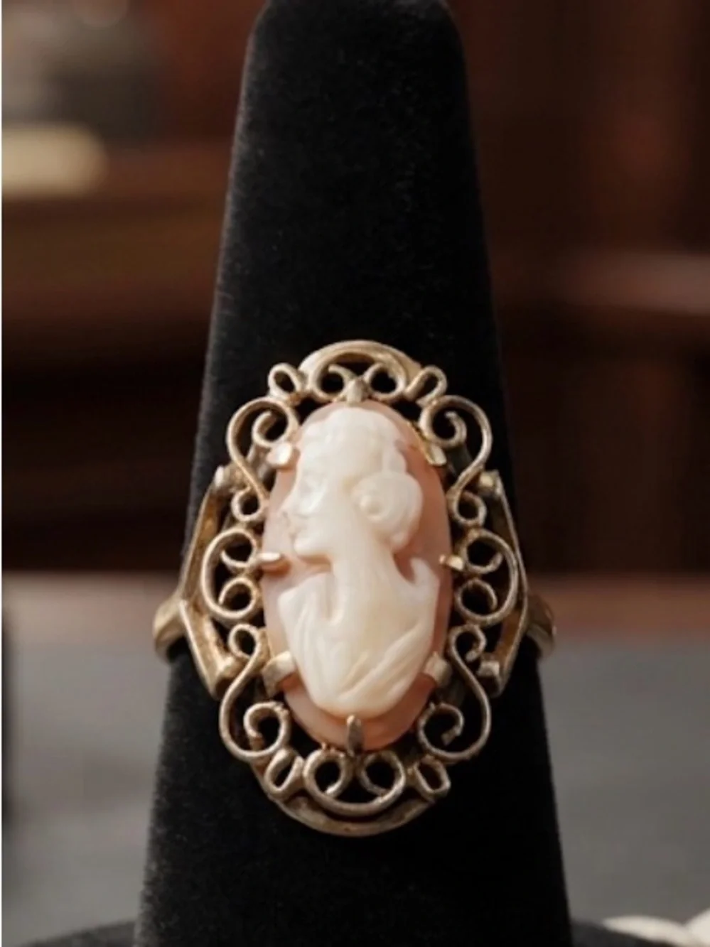 Vintage 10K Yellow Gold Shell Cameo Ring Oval Filigree Frame Size 7.25 3.9 gs